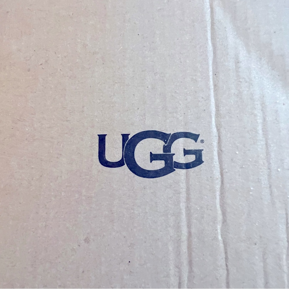 NEW UGG shoes with shearling lining size 39.5